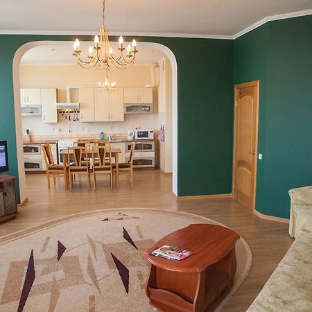 Apartment In 2 Min From Poznyaky Metro Station Kiev Exteriör bild